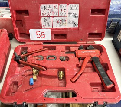 une caisse à outils rouge avec des outils sur une table
