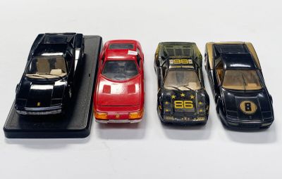 plusieurs petites voitures sont alignées sur une surface blanche