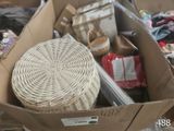 une boîte en carton remplie d'objets hétéroclites sur le sol