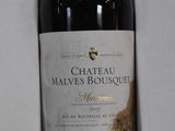 une bouteille de vin posée sur une table dans un coffret
