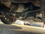 un gros plan sur le pot d'échappement d'une voiture