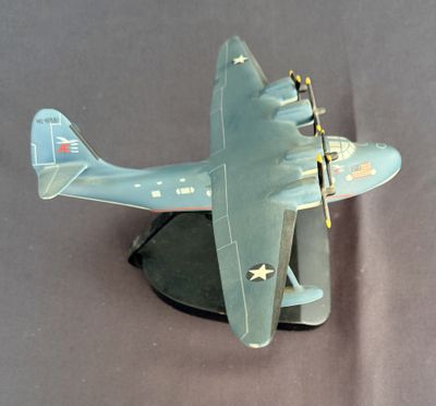 une maquette d'avion posée sur une table