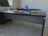 un bureau avec un ordinateur dans le coin d'une pièce