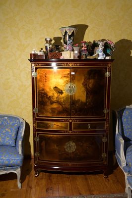 deux chaises et un meuble de rangement dans un salon