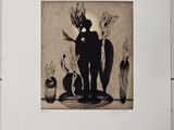 une photo en noir et blanc d'un homme debout devant des vases