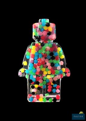 un bonhomme Lego fait de bonbons Jelly Beans sur fond noir