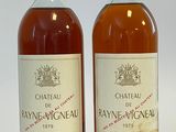 deux bouteilles de vin posées l'une à côté de l'autre sur une surface blanche
