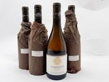 trois bouteilles de vin posées l'une à côté de l'autre sur une table