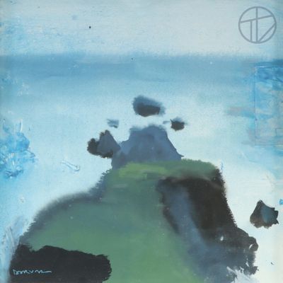une peinture sur le mur d'un immeuble, avec des oiseaux qui volent tout autour