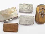 plusieurs types de bijoux en argent et en or disposés sur un fond blanc