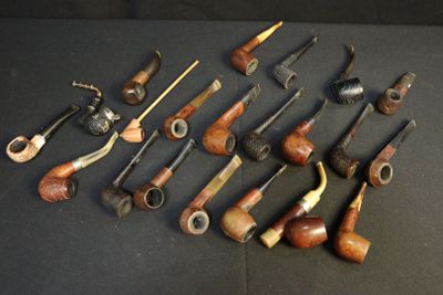 Plusieurs types de tabacs à pipe sont alignés sur une table