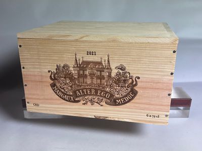 l'image d'une boîte en bois sur laquelle figure un logo