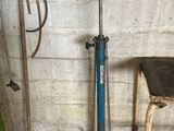 un vélo bleu et noir posé sur une béquille dans un garage