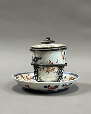 une tasse et une soucoupe posées sur une soucoupe, elle-même posée sur une assiette