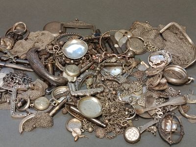 une grande pile de bijoux en argent posée sur une table