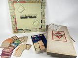 une image du jeu de société « Monopoly », avec sa boîte et ses cartes