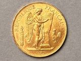 une image représentant une pièce d'or sur laquelle figure un ange tenant un drapeau