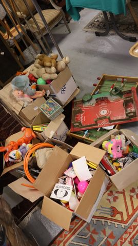 Lot de jouets divers : jouets miniatures, figurines, ourson, poup...