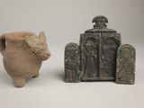 deux figurines assises l'une à côté de l'autre