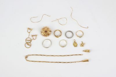 beaucoup de bijoux en or sur une surface blanche