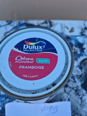 une boîte de conserve posée sur une table