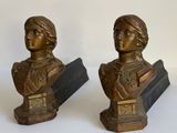 paire de bustes de femmes en bronze ancien, accompagnés de serre-livres, sur des socles en marbre