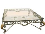 une table en verre avec un cadre en métal et un plateau en verre