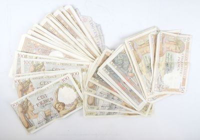 une liasse de billets posée sur une table blanche