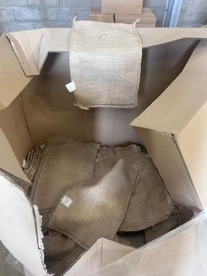 une boîte en carton qui contient plein de choses