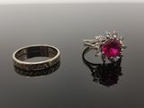 deux bagues ornées de diamants et d'un rubis sur un fond noir