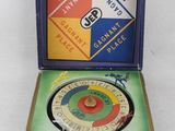 un gros plan d'une boîte contenant une horloge