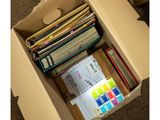 une boîte en carton remplie d'une multitude de dossiers et de post-it
