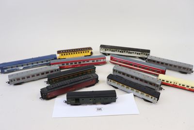 un grand nombre de trains miniatures posés sur une table
