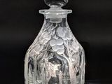 une bouteille en verre transparent munie d'un bouchon en verre