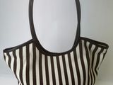 sac à main rayé de noir et blanc, suspendu à un crochet