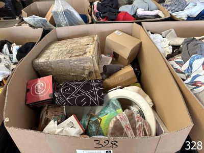 une grande boîte remplie d'objets empilés les uns sur les autres