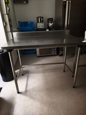 une table en acier inoxydable au milieu d'une cuisine
