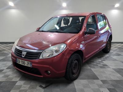 la photo d'une petite voiture rouge garée dans un garage