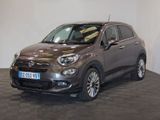 La petite voiture est garée dans le showroom, sur le sol carrelé.