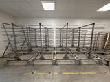 une grande pièce remplie de nombreux rayonnages métalliques