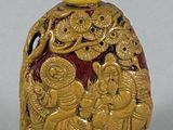 an image of a gold and red snuff bottle with figures on it