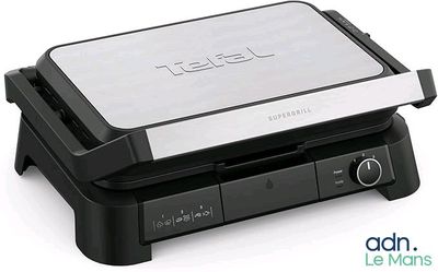 une image montrant un gros plan d'une grille posée sur une surface blanche