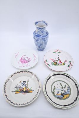 quatre assiettes et un vase sont posés sur une surface blanche