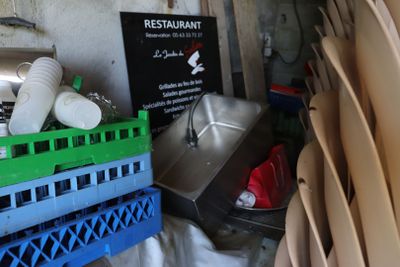 une pile d'assiettes et de bols en plastique dans une pièce