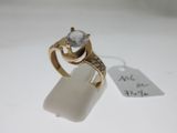 une bague en or ornée d'un diamant et d'une étiquette de prix