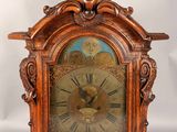 une horloge en bois posée sur une table
