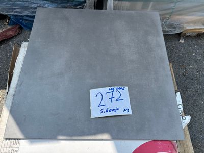 une pièce de métal posée sur une palette