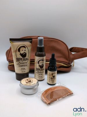 une photo d'un kit de soins pour homme comprenant une brosse à barbe, un peigne et une trousse