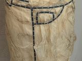 un mannequin posé sur un socle, vêtu d'une robe
