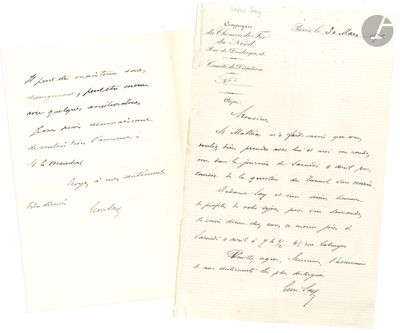 un vieux document sur lequel figure une lettre manuscrite, posé sur une table